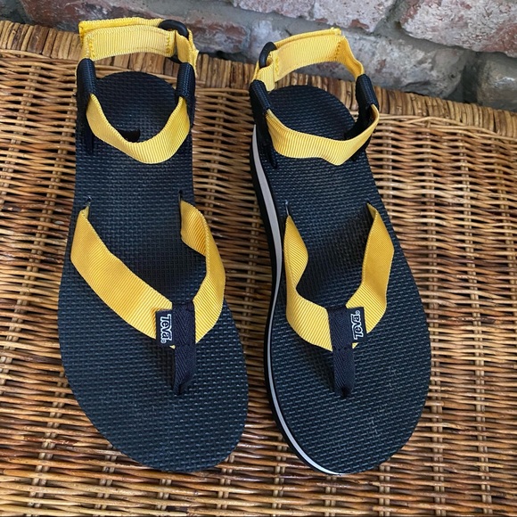 black flatform thong sandals